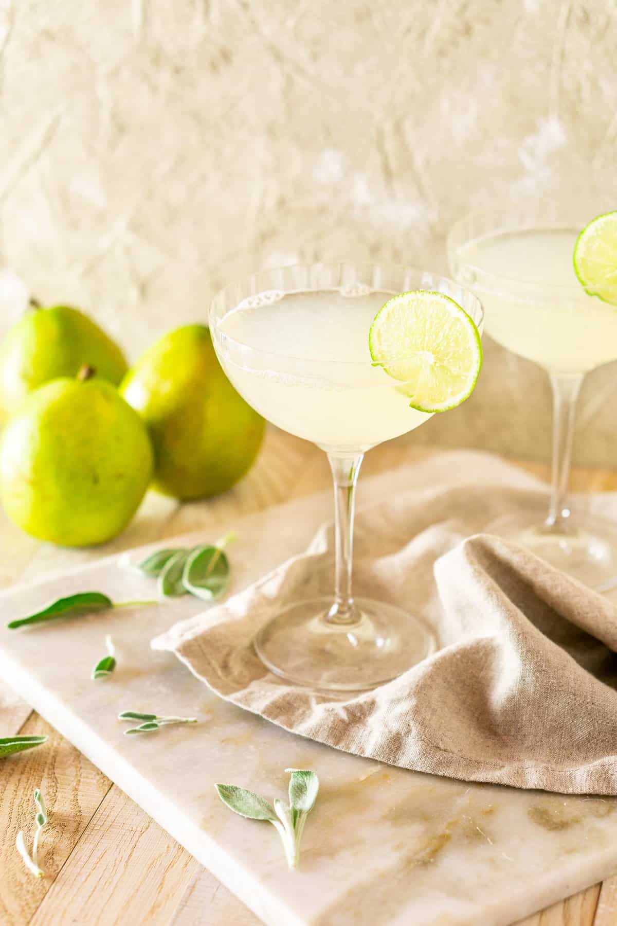 A side view of the pear-sage gimlet with pears behind it.